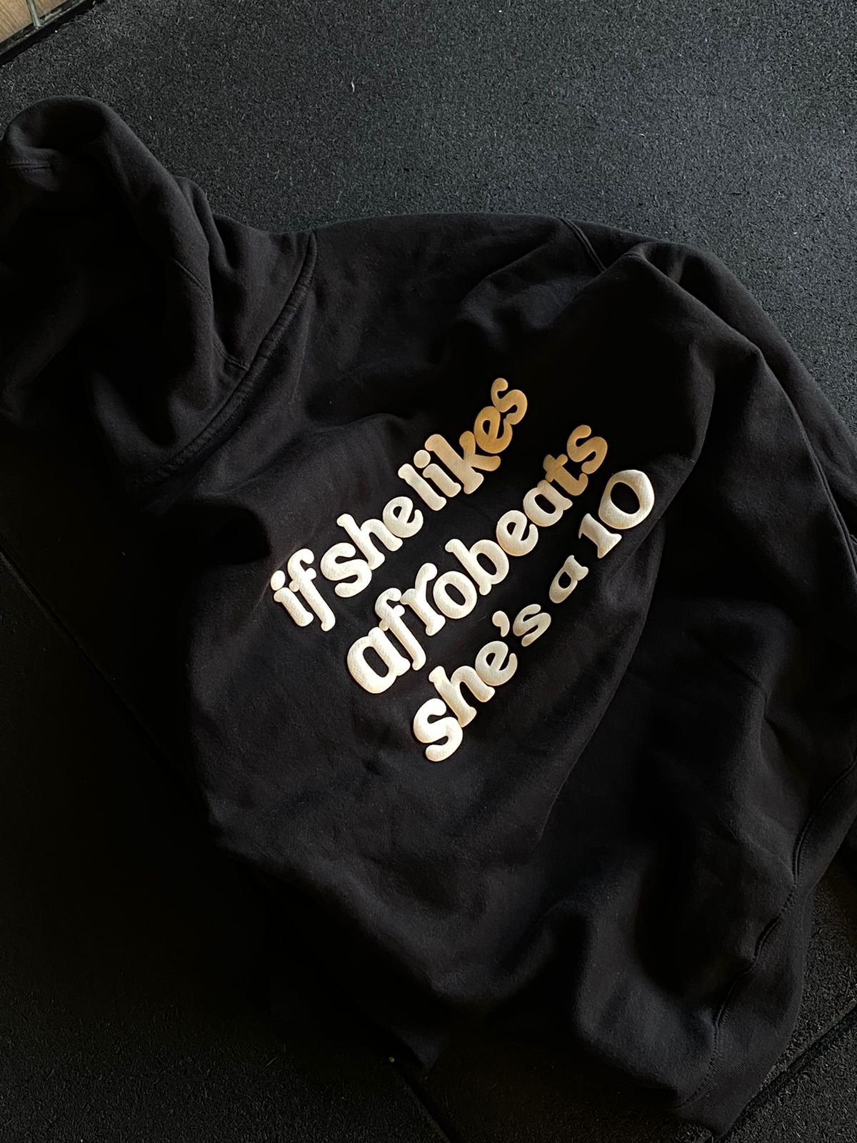 "IF SHE LIKES AFROBEATS SHE'S A 10" HOODIE